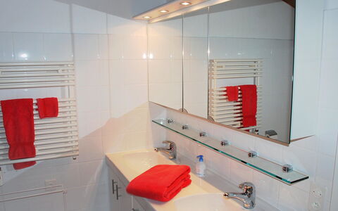 Cantagallo: Badezimmer, Zimmer, Eigentum, Interior Design, Die Architektur, Fliese, Wand, Gebäude, Möbel, Fussboden
