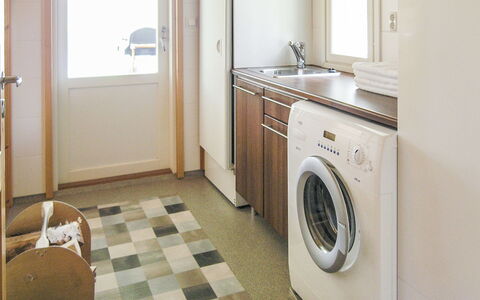 Yläneuvola Lanssi: Möbel, Interior Design, Flooring, Fussboden, Tabelle, Decke, Küche & Esszimmer Tisch, Beleuchtung, Stuhl, Zuhause