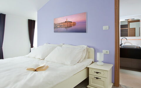 Bea: Schlafzimmer, Möbel, Bett, Zimmer, Bettdecke, Eigentum, Wand, Interior Design, Matratze, Bettrahmen