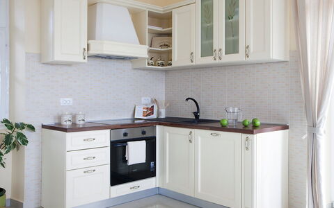 Bea: Möbel, Cabinetry, Zimmer, Küche, Eigentum, Countertop, Interior Design, Fliese, Gebäude, Materialeigenschaft