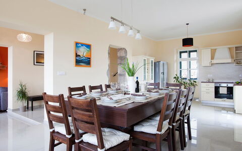 Bea: Esszimmer, Zimmer, Eigentum, Möbel, Interior Design, Gebäude, Decke, Tabelle, Fussboden, Haus