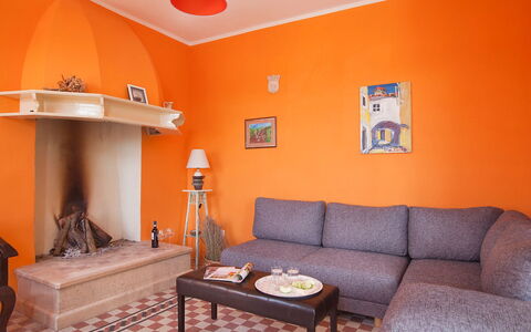Bea: Zimmer, Orange, Wohnzimmer, Eigentum, Möbel, Gelb, Interior Design, Rot, Decke, Wand