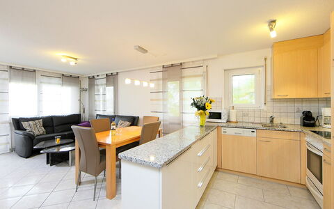 Sonnhalde B: Eigentum, Zimmer, Countertop, Möbel, Küche, Cabinetry, Gebäude, Interior Design, Gelb, Haus
