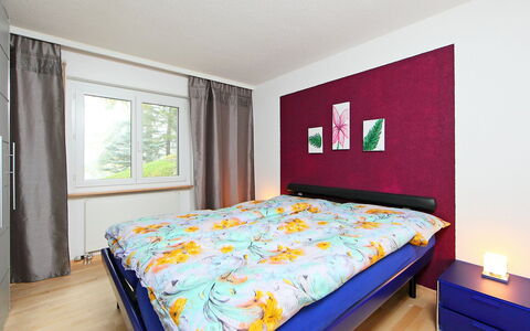 Sonnhalde B: Schlafzimmer, Bett, Bettdecke, Möbel, Zimmer, Eigentum, Bedding, Matratze, Bettrahmen, Interior Design