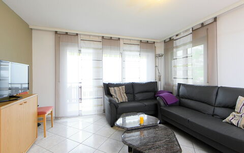 Sonnhalde B: Zimmer, Eigentum, Möbel, Wohnzimmer, Interior Design, Gebäude, Grundeigentum, Fussboden, Gelb, Haus