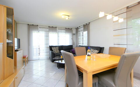 Sonnhalde B: Zimmer, Eigentum, Gebäude, Möbel, Gelb, Interior Design, Grundeigentum, Haus, Fussboden, Esszimmer