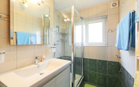 Sonnhalde B: Badezimmer, Eigentum, Zimmer, Interior Design, Gebäude, Grundeigentum, Fliese, Armatur, Die Architektur, Haus