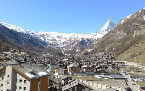 Sonnhalde B: Bergforms, Berg, Bergdorf, Gebirge, \Stadt, Dorf, Alpen, Bergstation, Menschliche Siedlung, Himmel