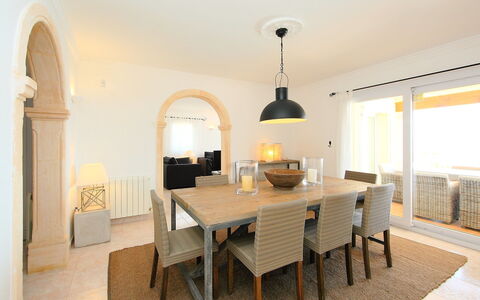 Karibuni: Zimmer, Eigentum, Esszimmer, Gebäude, Möbel, Interior Design, Tabelle, Haus, Grundeigentum, Fussboden