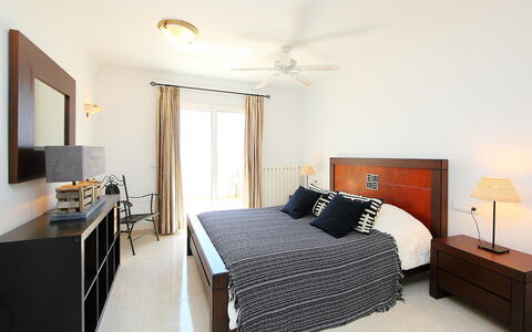 Karibuni: Schlafzimmer, Möbel, Bett, Zimmer, Eigentum, Bettdecke, Interior Design, Bettrahmen, Bedding, Gebäude