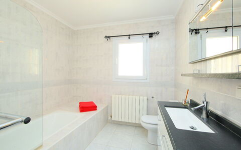 Karibuni: Eigentum, Zimmer, Badezimmer, Interior Design, Gebäude, Fussboden, Fliese, Haus, Decke, Grundeigentum