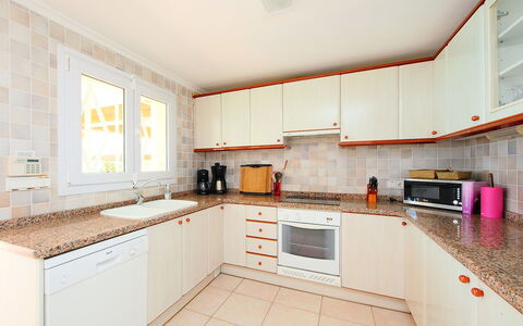 Karibuni: Eigentum, Zimmer, Küche, Cabinetry, Möbel, Gebäude, Grundeigentum, Interior Design, Gelb, Haus