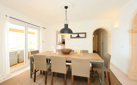 Karibuni: Tabelle, Möbel, Eigentum, Stuhl, Holz, Interior Design, Flooring, Fussboden, Küche & Esszimmer Tisch, Holzbeize