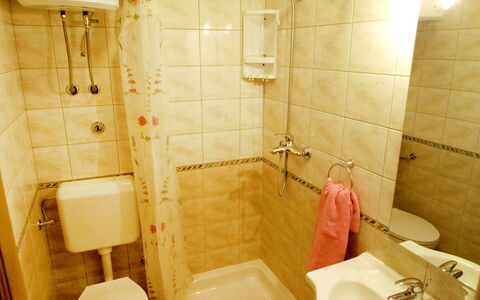 Marko: Badezimmer, Zimmer, Eigentum, Armatur, Fliese, Wand, Interior Design, Fussboden, Bad Zubehör, Die Architektur