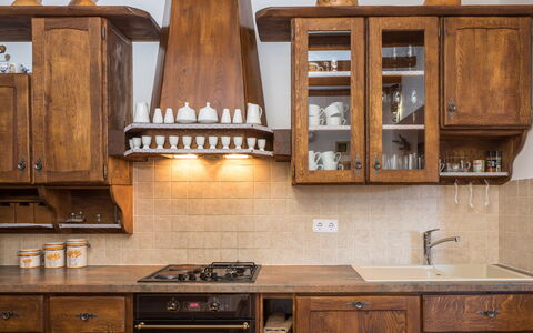 Villa Dalmatica Moderna: Cabinetry, Countertop, Küche, Möbel, Zimmer, Eigentum, Schrank, Holzbeize, Fliese, Interior Design