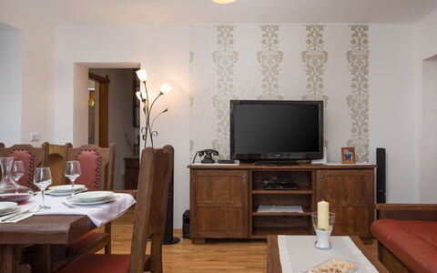 Villa Dalmatica Moderna: Zimmer, Möbel, Eigentum, Interior Design, Wand, Gebäude, Wohnzimmer, Fussboden, Decke, Tabelle