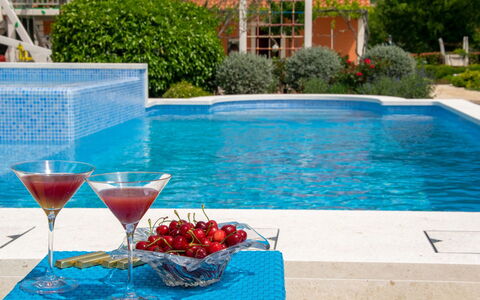 Villa Dalmatica Moderna: Wasser, Pflanze, Geschirr, Essen, Blau, Kelche, Azurblau, Obst, Gartenmöbel