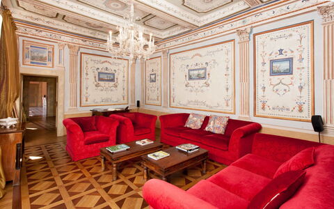 Villa Gubbio: Zimmer, Eigentum, Interior Design, Möbel, Rot, Gebäude, Wohnzimmer, Decke, Suite, Haus