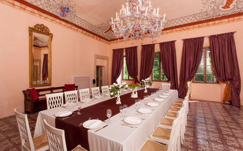 Villa Gubbio: Zimmer, Eigentum, Gebäude, Funktionshalle, Interior Design, Restaurant, Esszimmer, Grundeigentum, Möbel, Decke