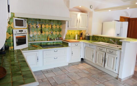 Le Bouloulou: Countertop, Küche, Eigentum, Zimmer, Cabinetry, Möbel, Interior Design, Fussboden, Fliese, Gebäude