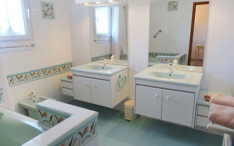 Le Bouloulou: Badezimmer, Eigentum, Zimmer, Badewanne, Interior Design, Haus, Fussboden, Gebäude, Sinken, Grundeigentum