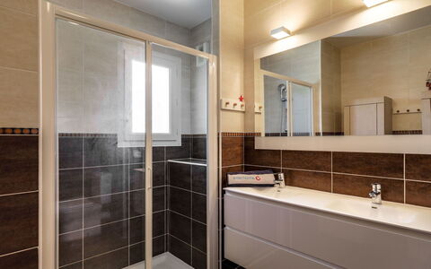 Résidence Cap Marine: Badezimmer, Eigentum, Zimmer, Fliese, Interior Design, Gebäude, Möbel, Die Architektur, Grundeigentum, Fussboden