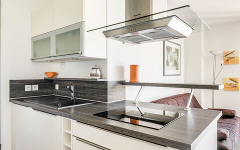 Résidence Cap Marine: Countertop, Küche, Zimmer, Eigentum, Cabinetry, Möbel, Interior Design, Herd, Gebäude, Haus