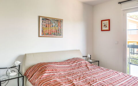 Résidence Cap Marine: Schlafzimmer, Zimmer, Bett, Möbel, Bettdecke, Eigentum, Bedding, Bettrahmen, Fussboden, Interior Design