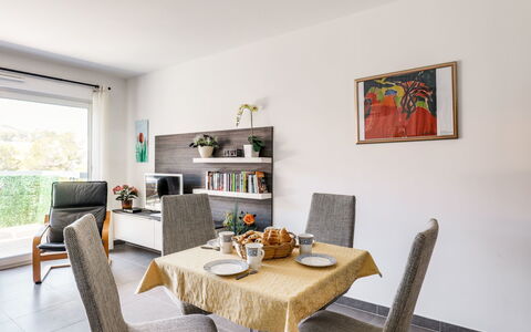 Résidence Cap Marine: Zimmer, Eigentum, Möbel, Interior Design, Wohnzimmer, Tabelle, Esszimmer, Gebäude, Kaffetisch, Haus