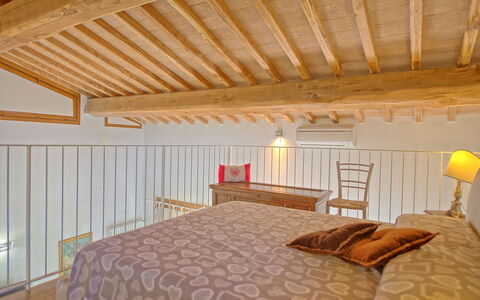 Capannino: Schlafzimmer, Zimmer, Eigentum, Möbel, Bett, Decke, Interior Design, Gebäude, Bedding, Bettrahmen
