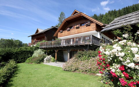 Schwalbennest: Pflanze, Himmel, Wolke, Gebäude, Blume, Fenster, Haus, Baum, Natürliche Landschaft, Grundstueck