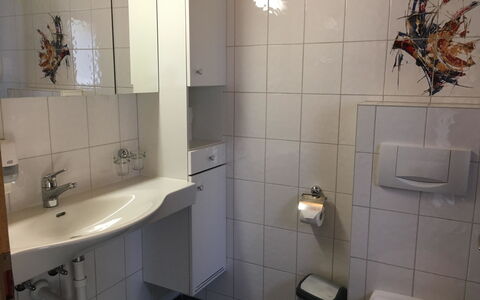 Schwizi'S Holiday Apartments: Spiegel, Eigentum, Sinken, Badezimmer, Zapfhahn, Bad Sink, Armatur, Interior Design, Lila