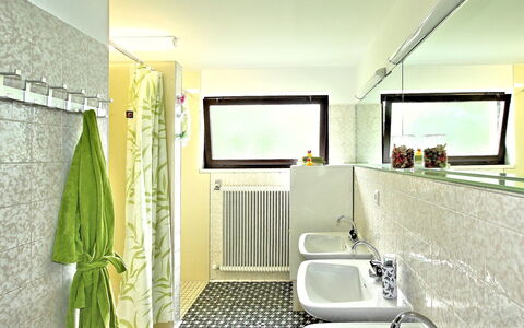 Laterns 100: Badezimmer, Zimmer, Grün, Eigentum, Interior Design, Gebäude, Gelb, Armatur, Haus, Grundeigentum