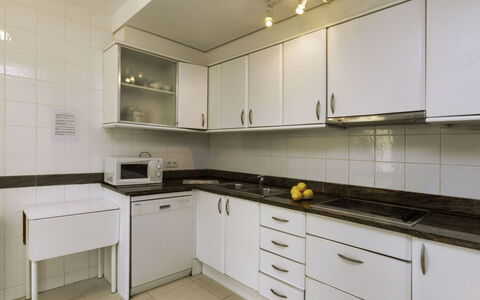 Mar Nou: Countertop, Cabinetry, Gebäude, Eigentum, Möbel, Zapfhahn, Spüle, Sinken, Küche, Herd