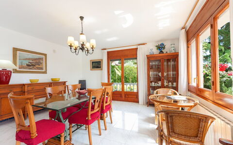 Mas Vila: Zimmer, Eigentum, Möbel, Gebäude, Interior Design, Grundeigentum, Haus, Esszimmer, Tabelle, Decke