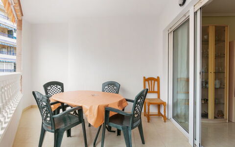 Edificio Las Americas: Tabelle, Möbel, Stuhl, Gebäude, Holz, Flooring, Fussboden, Tür, Regal, Hartholz