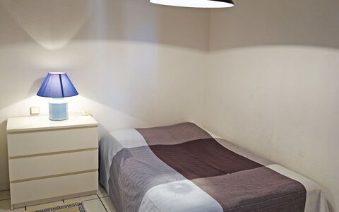 Artimon: Schlafzimmer, Bett, Zimmer, Möbel, Eigentum, Bettdecke, Wand, Interior Design, Beleuchtung, Bedding