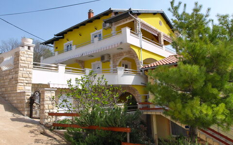 Novigrad (Zadar) 126: Himmel, Pflanze, Gebäude, Fenster, Baum, Haus, Fassade, Grundeigentum, Ländliches Gebiet, Urban Design