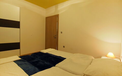 Novigrad (Zadar) 126: Zimmer, Bett, Schlafzimmer, Eigentum, Möbel, Interior Design, Decke, Wand, Bettrahmen, Gelb