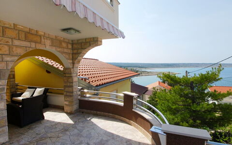 Novigrad (Zadar) 126: Eigentum, Die Architektur, Grundeigentum, Gebäude, Gelb, Balkon, Haus, Wohnung, Dach, Urlaub