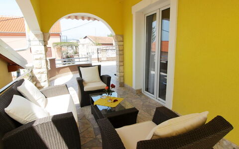Novigrad (Zadar) 126: Eigentum, Zimmer, Gelb, Interior Design, Gebäude, Wohnzimmer, Möbel, Haus, Grundeigentum, Zuhause