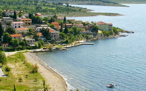Novigrad (Zadar) 126: Wasser, Gebäude, Wasservorräte, Eigentum, Pflanze, Natürliche Landschaft, Baum, Azurblau, Boot, See