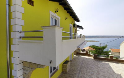 Novigrad (Zadar) 126: Pflanze, Gebäude, Eigentum, Himmel, Fenster, Schatten, Holz, Haus, Gelb, Wasser