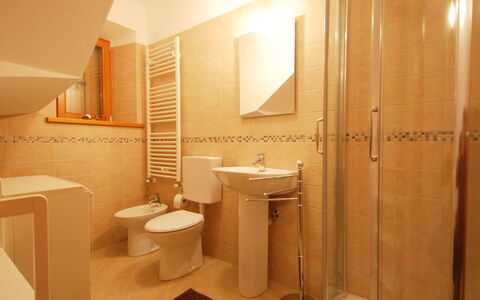 Albergo Diffuso - Cjasa Marisa: Spiegel, Sinken, Armatur, Toilleten Sitz, Toilette, Bad Sink, Badezimmer, Interior Design, Gebäude, Fussboden