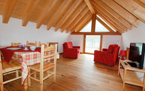 Barcis Lake 230: Zimmer, Eigentum, Dachboden, Holzboden, Gebäude, Möbel, Fussboden, Haus, Interior Design, Hartholz