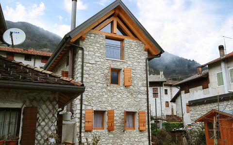 Barcis Lake 230: Wolke, Himmel, Pflanze, Gebäude, Fenster, Haus, Holz, Hütte, Wohngebiet, Fassade