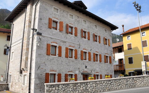 Albergo Diffuso - Cjasa Fantin: Gebäude, Fenster, Wolke, Himmel, Strassenbelag, Urban Design, Haus, Materialeigenschaft, Eigentumswohnung