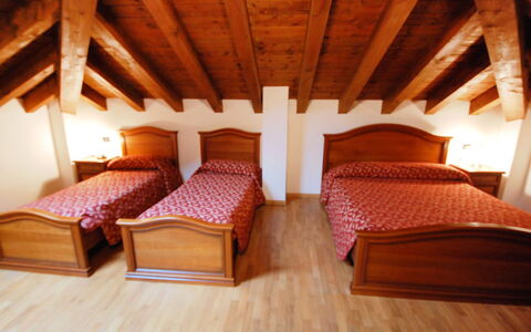 Albergo Diffuso - Cjasa Fantin: Zimmer, Dachboden, Eigentum, Schlafzimmer, Möbel, Gebäude, Bett, Interior Design, Hartholz, Holz