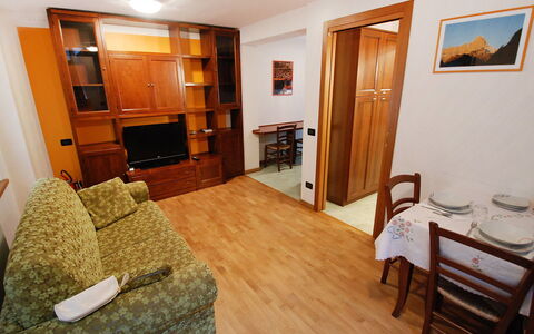 Albergo Diffuso - Cjasa Fantin: Zimmer, Eigentum, Fussboden, Möbel, Hartholz, Holzboden, Gebäude, Interior Design, Wand, Holz