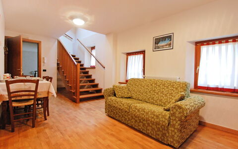Albergo Diffuso - Cjasa Fantin: Zimmer, Möbel, Fussboden, Eigentum, Holzboden, Interior Design, Gebäude, Laminatboden, Hartholz, Wohnzimmer